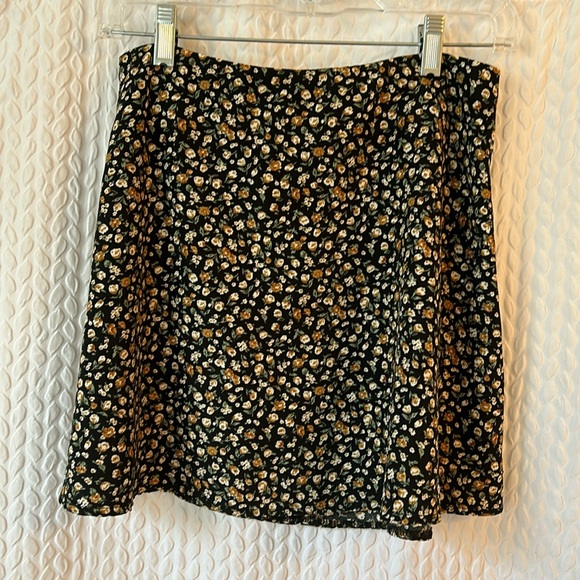 Princess Polly Dresses & Skirts - Princess Polly. NWOT. Adorable floral skirt. Size 12.